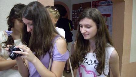 Две красивые девушки